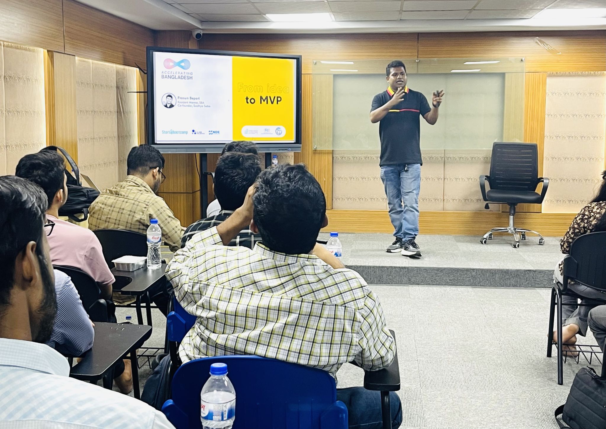 Prosun Bepari conducting the From Idea to MVP session at HiTech Park Chittagong